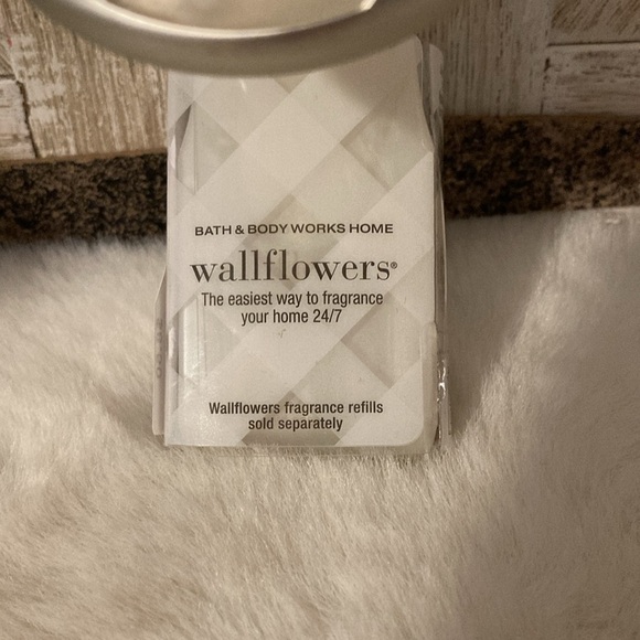 Bath and Body Works Wallflower Shell Fragrance Plug In - Picture 2 of 5